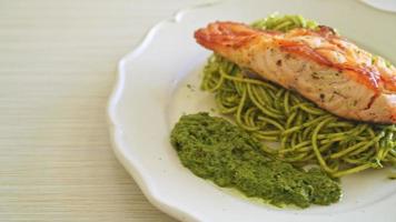 pesto de espaguete com salmão grelhado - estilo de comida italiana video