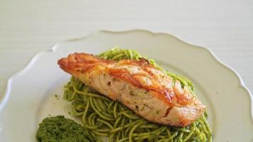 pesto de espagueti con salmón a la parrilla - estilo de comida italiana video