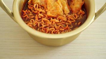 fideos instantáneos coreanos con albóndigas - estilo de comida coreana video