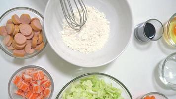 mix ingredient for making Okonomiyaki or Japanese pizza video