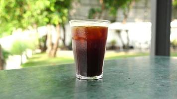 iced americano koffie glas op tafel in coffeeshop café en restaurant video