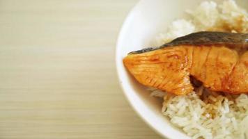 salmón a la parrilla con tazón de arroz con salsa de soja - estilo de comida japonesa