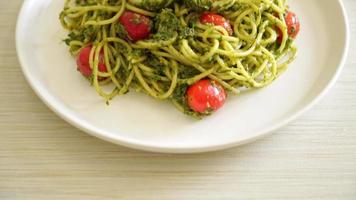 Spaghetti mit Garnelen oder Garnelen in hausgemachter Pesto-Sauce - gesunder Food-Stil video