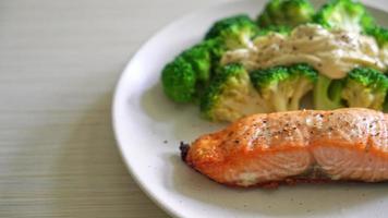 Filetto di salmone alla griglia con broccoli - stile alimentare sano