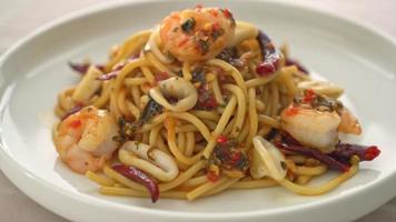 mariscos espaguetis picantes - espaguetis salteados con camarones, calamares y chile video