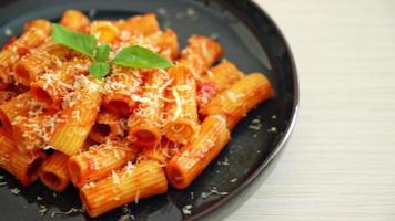 pasta rigatoni con salsa de tomate y queso - pasta tradicional italiana video