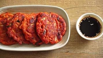 Koreaanse kimchi-pannenkoek of kimchijeon - gebakken gemengd ei, kimchi en meel - Koreaanse traditionele voedselstijl video
