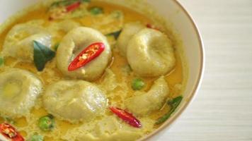 Sopa de curry verde con bola de pescado - estilo de comida tailandesa video