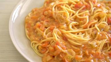 spaghetti pasta met romige tomatensaus of roze saus video