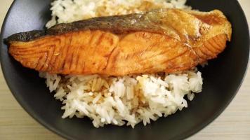 salmão grelhado com tigela de arroz de molho de soja - estilo de comida japonesa
