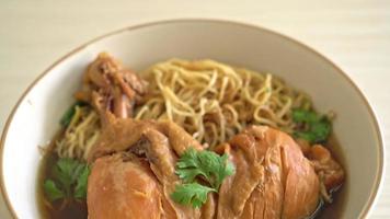 fideos con pollo estofado en tazón de sopa marrón - estilo de comida asiática video
