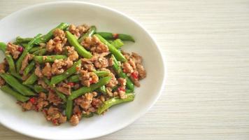 haricots verts ou haricots verts sautés avec du porc émincé - style cuisine asiatique