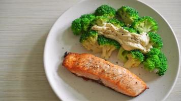 steak de filet de saumon grillé au brocoli - style d'aliments sains video