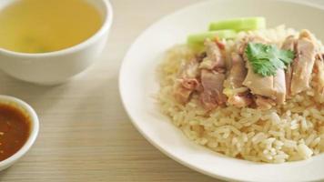 Arroz de frango hainanese ou arroz cozido no vapor com frango - estilo de comida asiática video