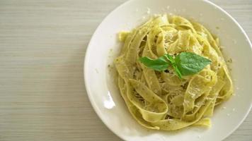 Pesto-Fettuccine-Nudeln mit Parmesan-Käse obenauf - italienische Küche video