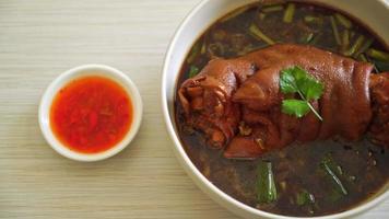 geschmorte Schweinshaxe oder geschmorte Schweinekeule - asiatischer Essensstil video