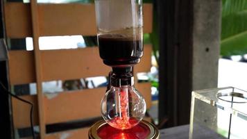 siphon cafetière classique dans un café local video