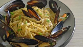 linguine spaghetti pasta vongole al vino bianco - pasta italiana ai frutti di mare con vongole e cozze video