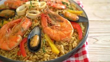 Paella mit Meeresfrüchten mit Garnelen, Muscheln, Miesmuscheln auf Safranreis - spanischer Essensstil video