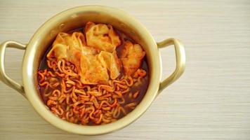 fideos instantáneos coreanos con albóndigas - estilo de comida coreana video