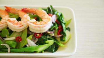 salade de chou chinois épicée aux crevettes - style de cuisine asiatique video