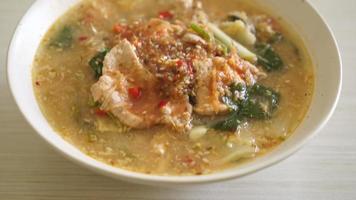 sukiyakisoppa med fläsk i thailändsk stil eller kokt vermicelli med fläsk och grönsaker i sukiyakisoppa - asiatisk matstil video