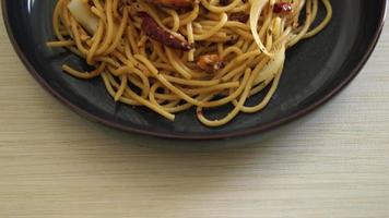 gebratene Spaghetti mit Lachs und getrocknetem Chili im Fusion-Food-Stil video