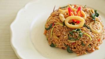 arroz frito con calamares y huevo frito cubierto de albahaca al estilo tailandés - estilo de comida asiática video