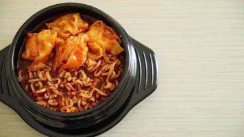 fideos instantáneos coreanos con albóndigas - estilo de comida coreana video