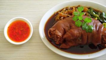 codillo de cerdo guisado o pierna de cerdo guisada - estilo de comida asiática video