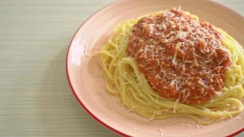spaghetti bolognaise de porc au parmesan - style cuisine italienne