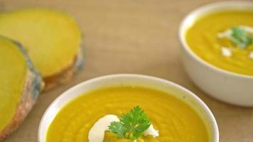 soupe à la citrouille dans un bol blanc - style de cuisine végétarienne et végétalienne video