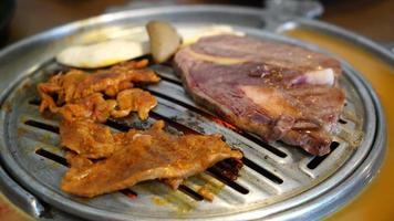 carne de porco e carne grelhada em estilo coreano ou churrasco coreano