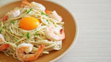 homemade spaghetti white cream sauce with shrimps and egg yolk video