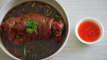 codillo de cerdo guisado o pierna de cerdo guisada - estilo de comida asiática