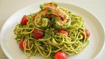 spaghetti con gamberi o gamberi al pesto fatto in casa - stile alimentare sano video