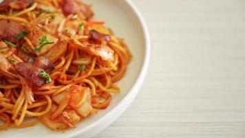 spaghetti saltati in padella con kimchi e pancetta - stile fusion food