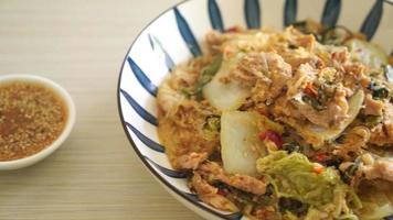 sukiyaki estilo tailandés salteado o fideos salteados con carne de cerdo y verduras en salsa sukiyaki - estilo de comida asiática video