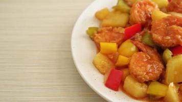 salteado agridulce con camarones fritos en el plato - estilo de comida asiática video