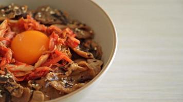 Schweinefleisch-Bulgogi-Reisschüssel mit Kimchi und koreanischem eingelegtem Ei - koreanischer Essensstil video