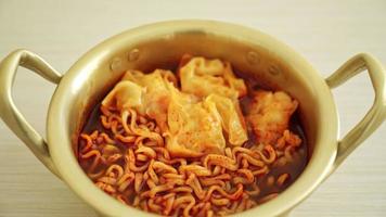 Korean instant noodles with dumplings - Korean food style video