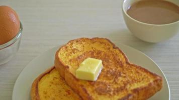 francés tostado con mantequilla y miel para el desayuno video