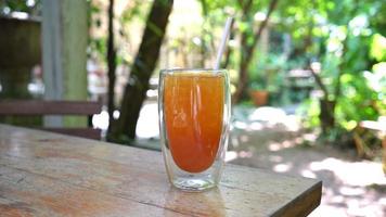 Thé au citron glacé en verre sur table en bois video