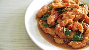 pesce fritto saltato in padella con basilico e peperoncino in stile tailandese - stile asiatico video