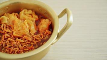 fideos instantáneos coreanos con albóndigas - estilo de comida coreana video