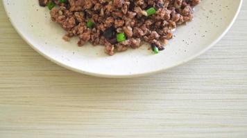 olive cinesi saltate in padella con carne di maiale macinata - stile asiatico video
