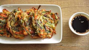 Pajeon oder koreanischer Pfannkuchen oder koreanische Pizza - traditionelle koreanische Küche video