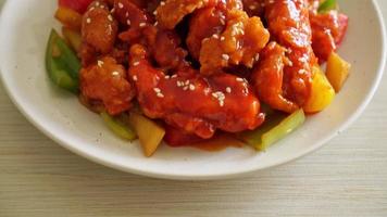 gebratenes knuspriges Hähnchen mit Süß-Sauer-Sauce nach koreanischer Art video