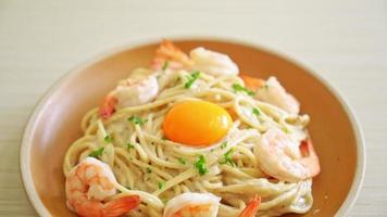 Hausgemachte Spaghetti mit weißer Sahnesauce mit Garnelen und Eigelb video
