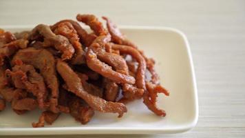 carne di maiale essiccata al sole su piatto bianco - stile asiatico dell'alimento